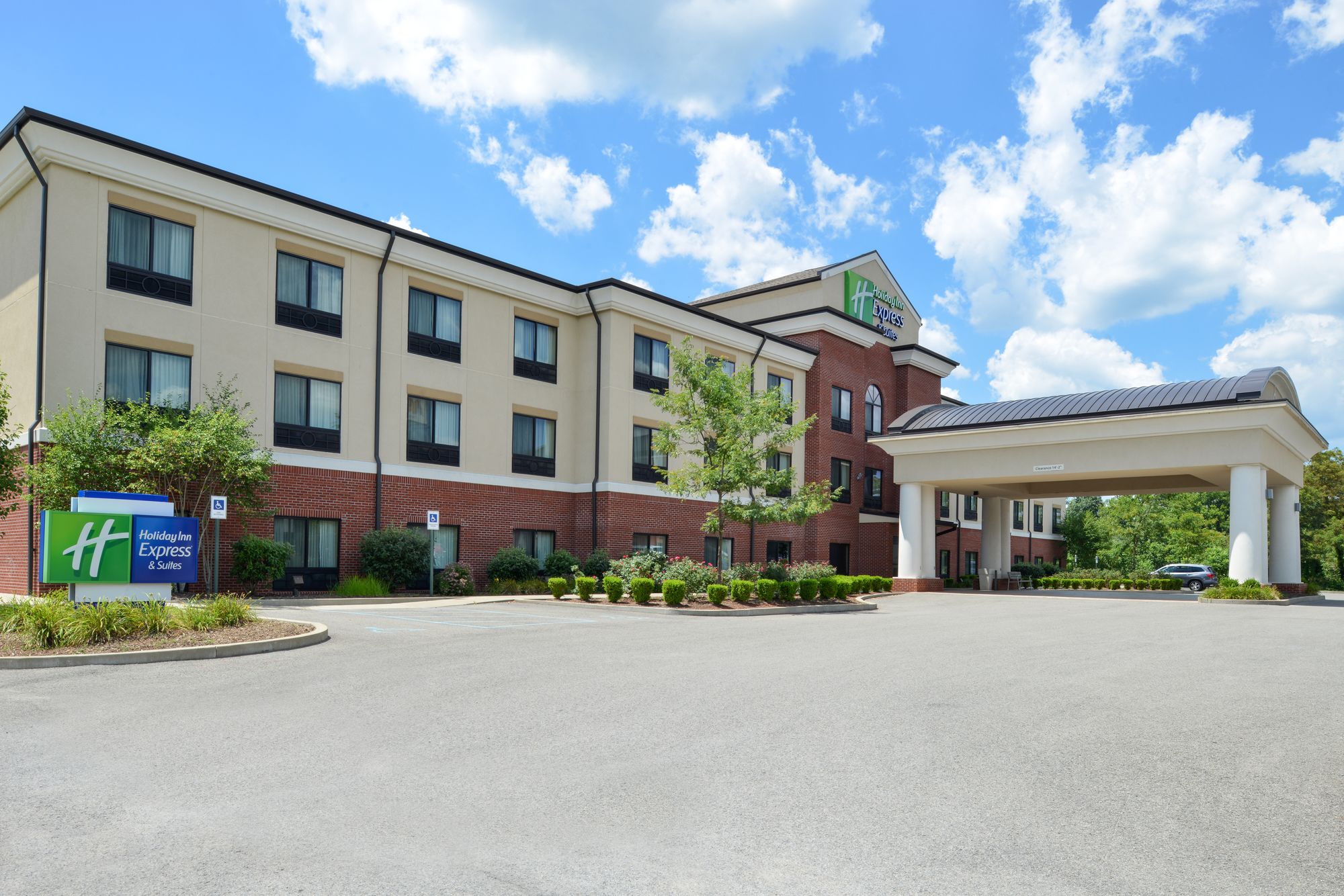 Holiday Inn Express Hotel & Suites Fairmont