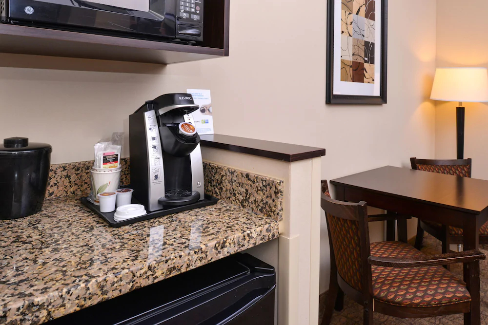 Holiday Inn Express Hotel & Suites Fairmont