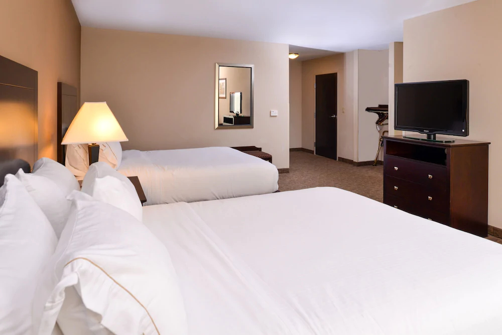 Holiday Inn Express Hotel & Suites Fairmont