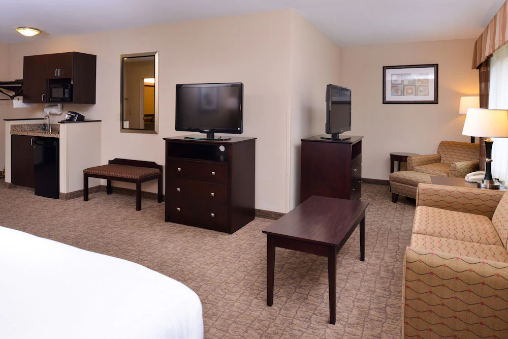 Holiday Inn Express Hotel & Suites Fairmont