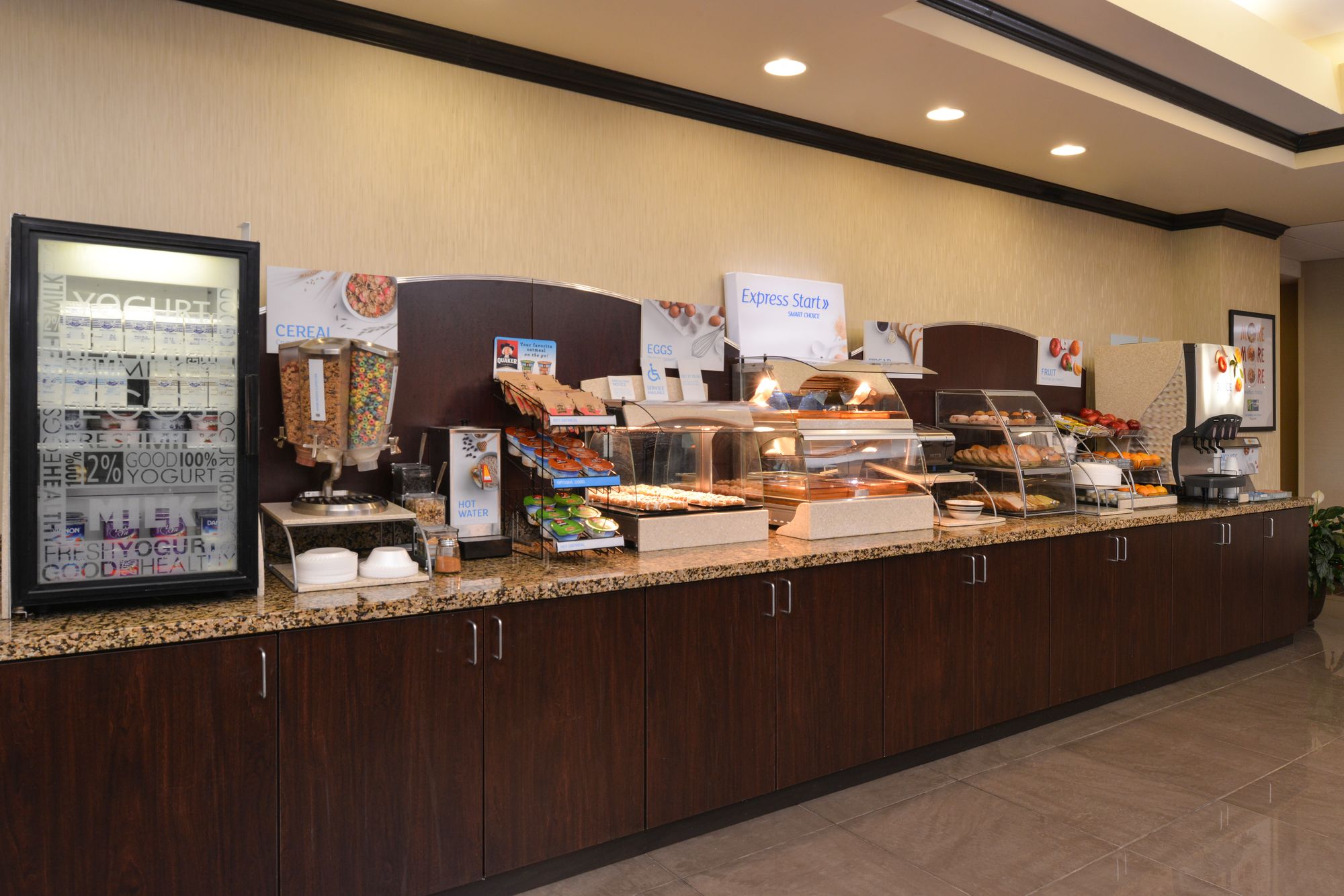 Holiday Inn Express Hotel & Suites Fairmont