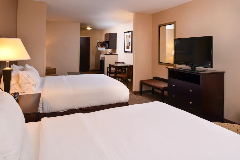 Holiday Inn Express Hotel & Suites Fairmont