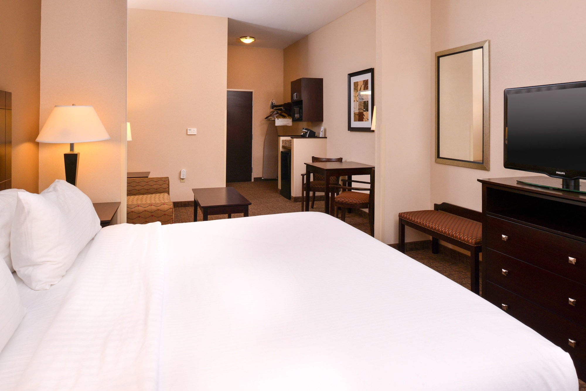 Holiday Inn Express Hotel & Suites Fairmont