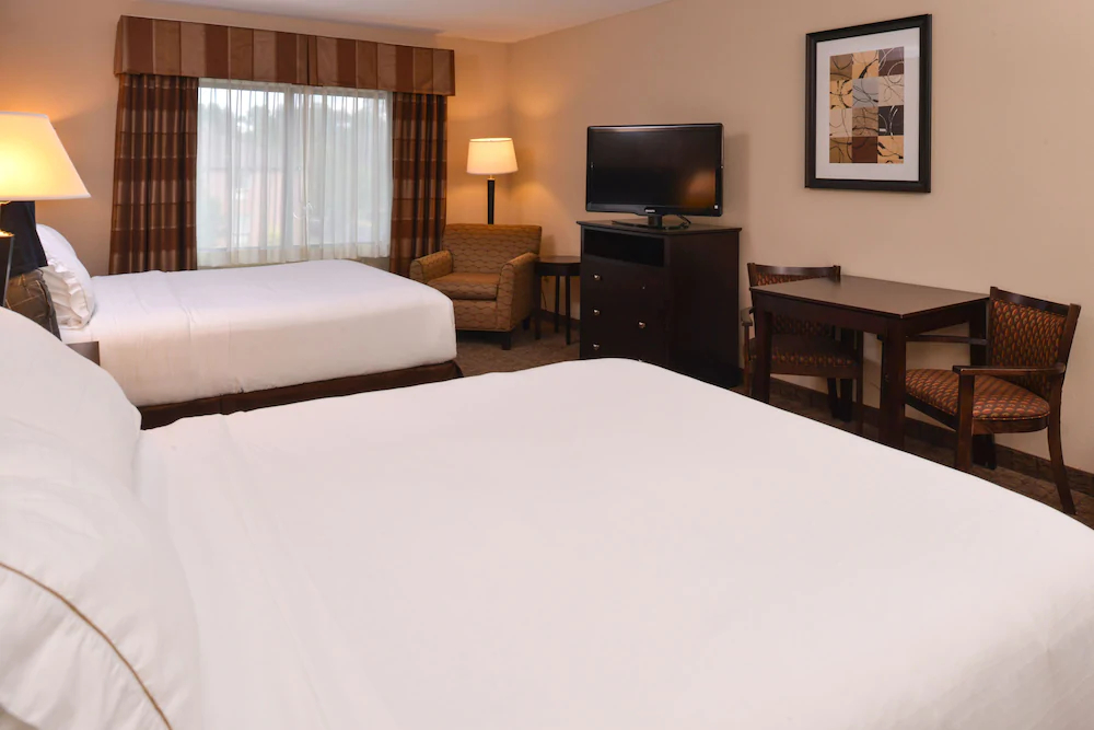 Holiday Inn Express Hotel & Suites Fairmont