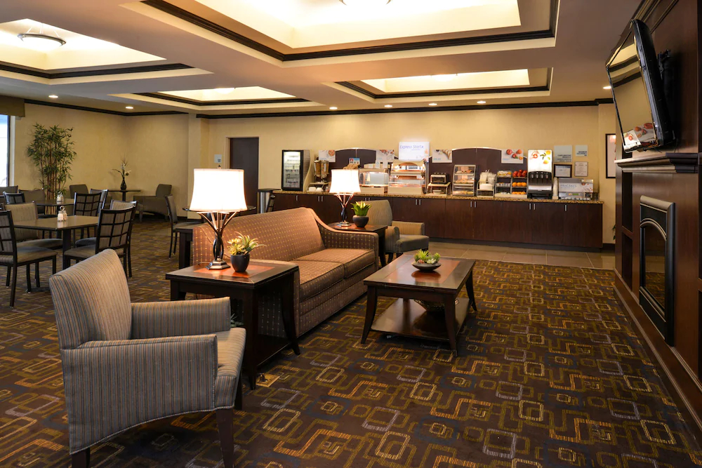 Holiday Inn Express Hotel & Suites Fairmont