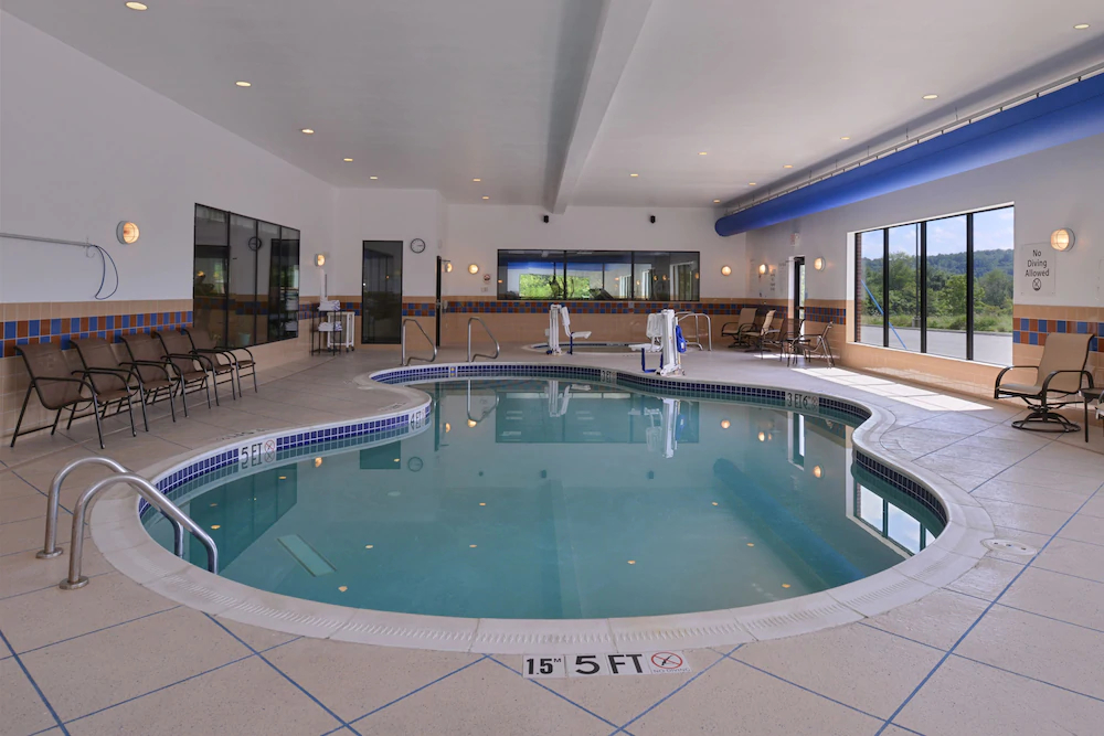 Holiday Inn Express Hotel & Suites Fairmont
