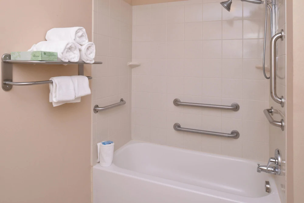 Holiday Inn Express Hotel & Suites Fairmont