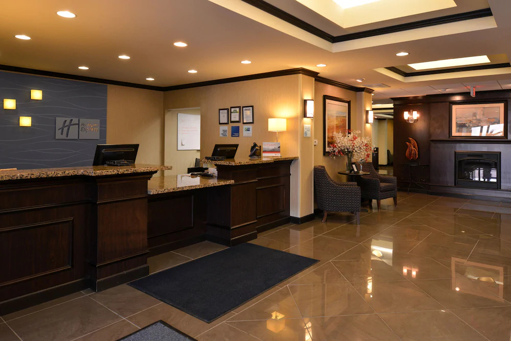 Holiday Inn Express Hotel & Suites Fairmont