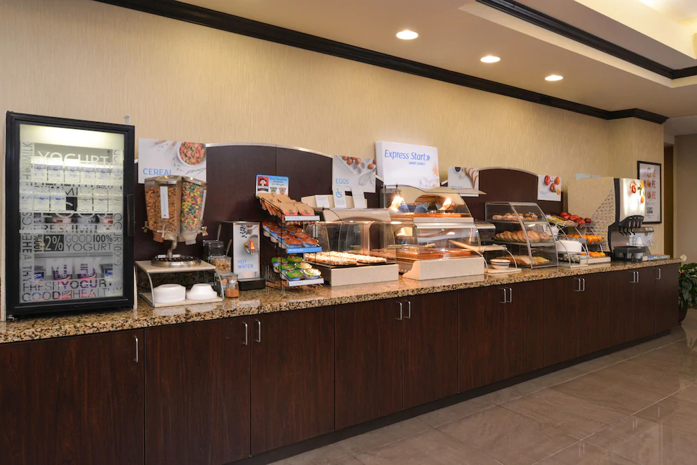 Holiday Inn Express Hotel & Suites Fairmont