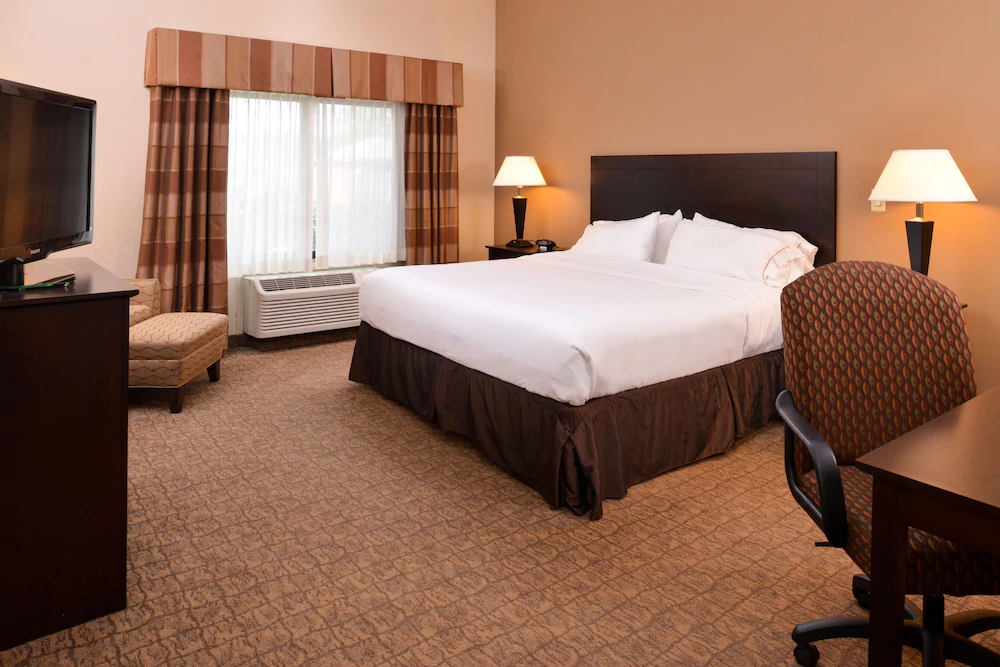 Holiday Inn Express Hotel & Suites Fairmont