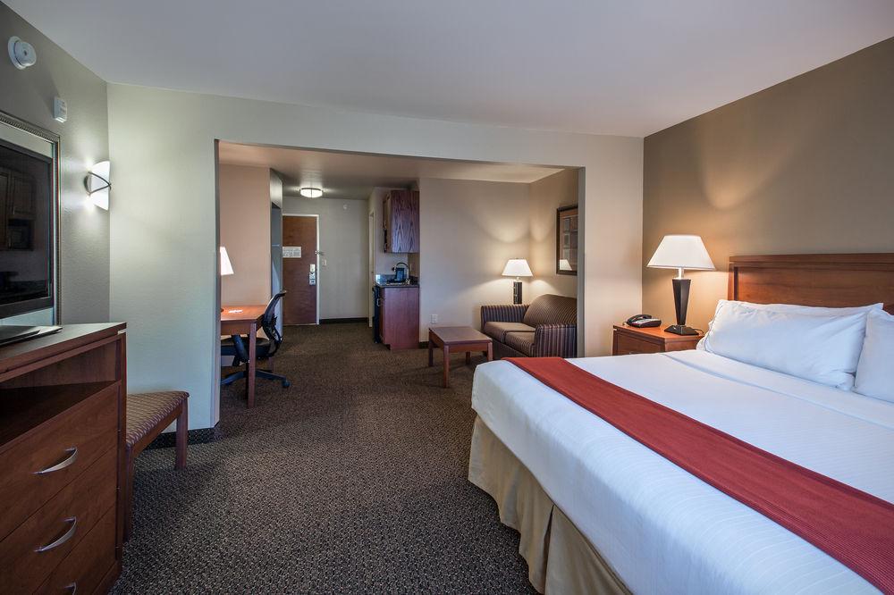 Holiday Inn Express Hotel & Suites Lewisburg