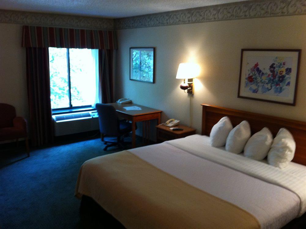 Holiday Lodge Hotel & Conference Center