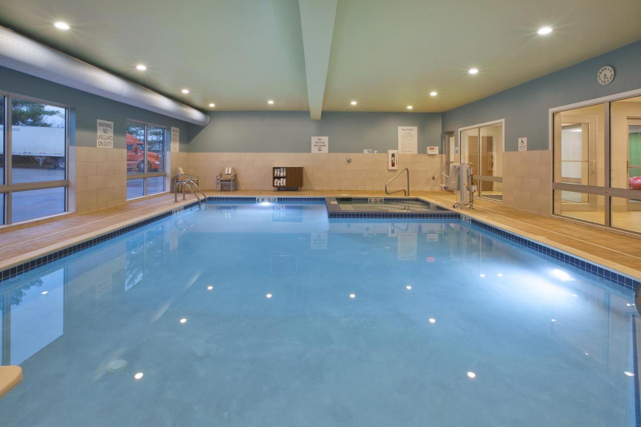 Holiday Inn Express & Suites Parkersburg East