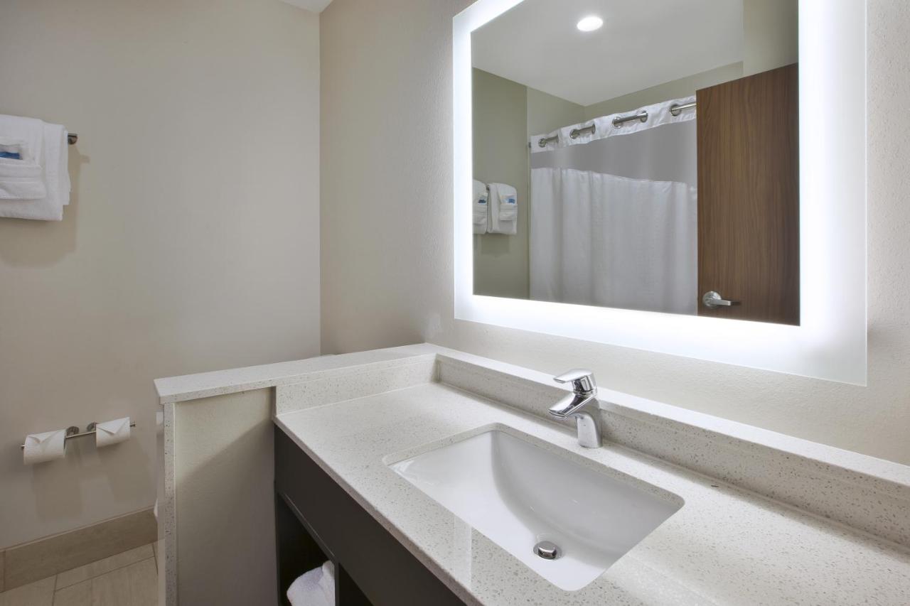 Holiday Inn Express & Suites Parkersburg East