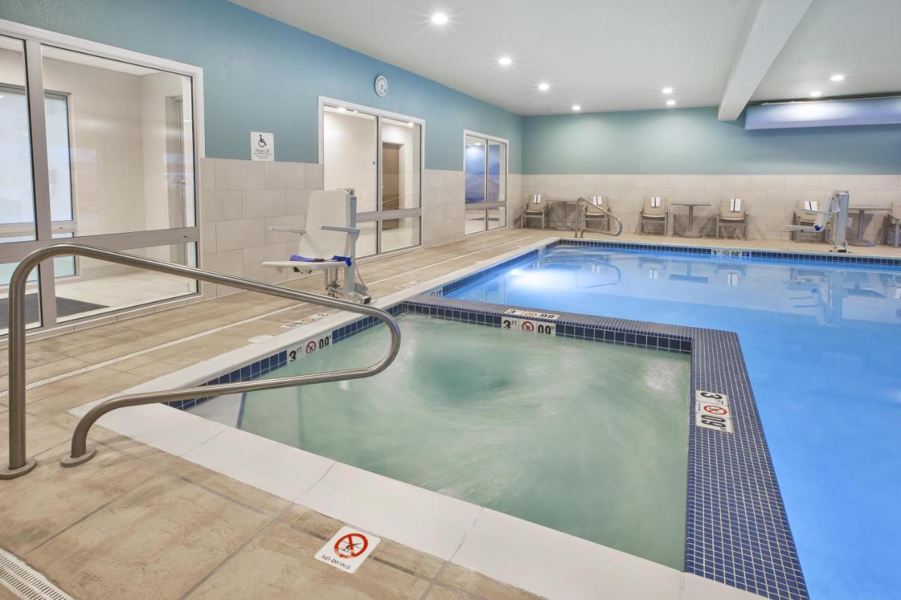 Holiday Inn Express & Suites Parkersburg East