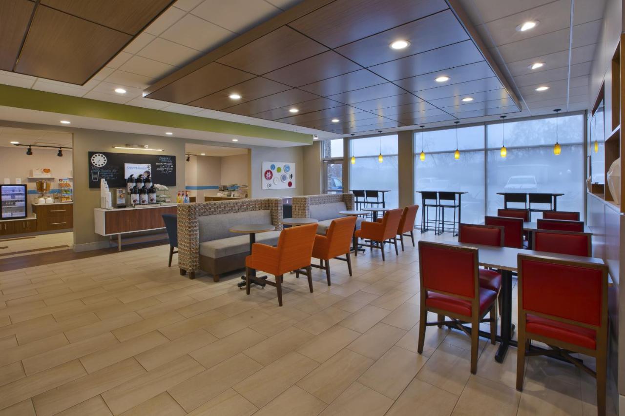 Holiday Inn Express & Suites Parkersburg East