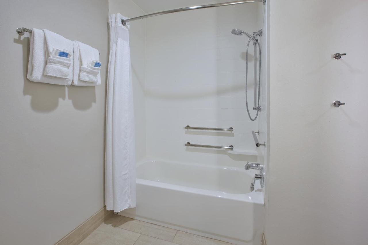 Holiday Inn Express & Suites Parkersburg East