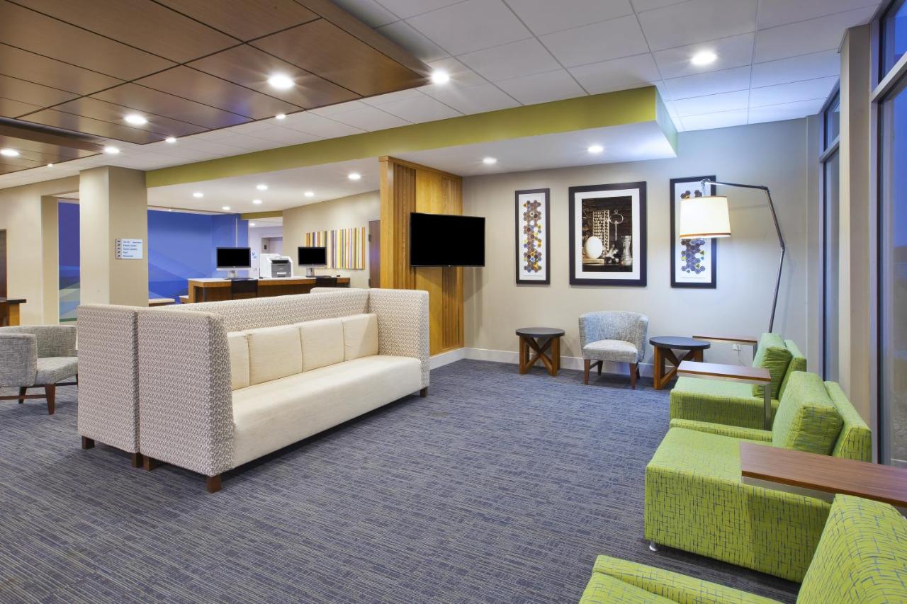 Holiday Inn Express & Suites Parkersburg East