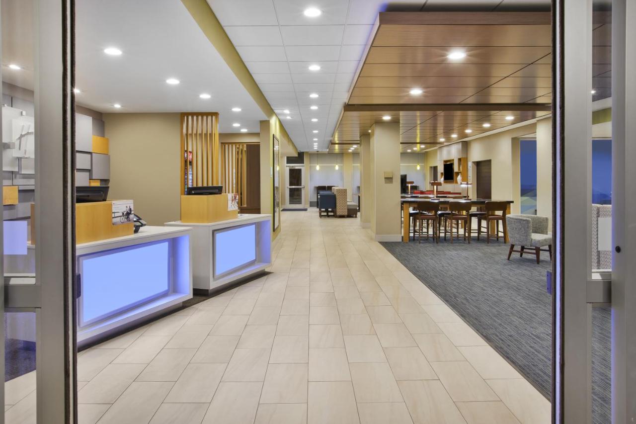Holiday Inn Express & Suites Parkersburg East