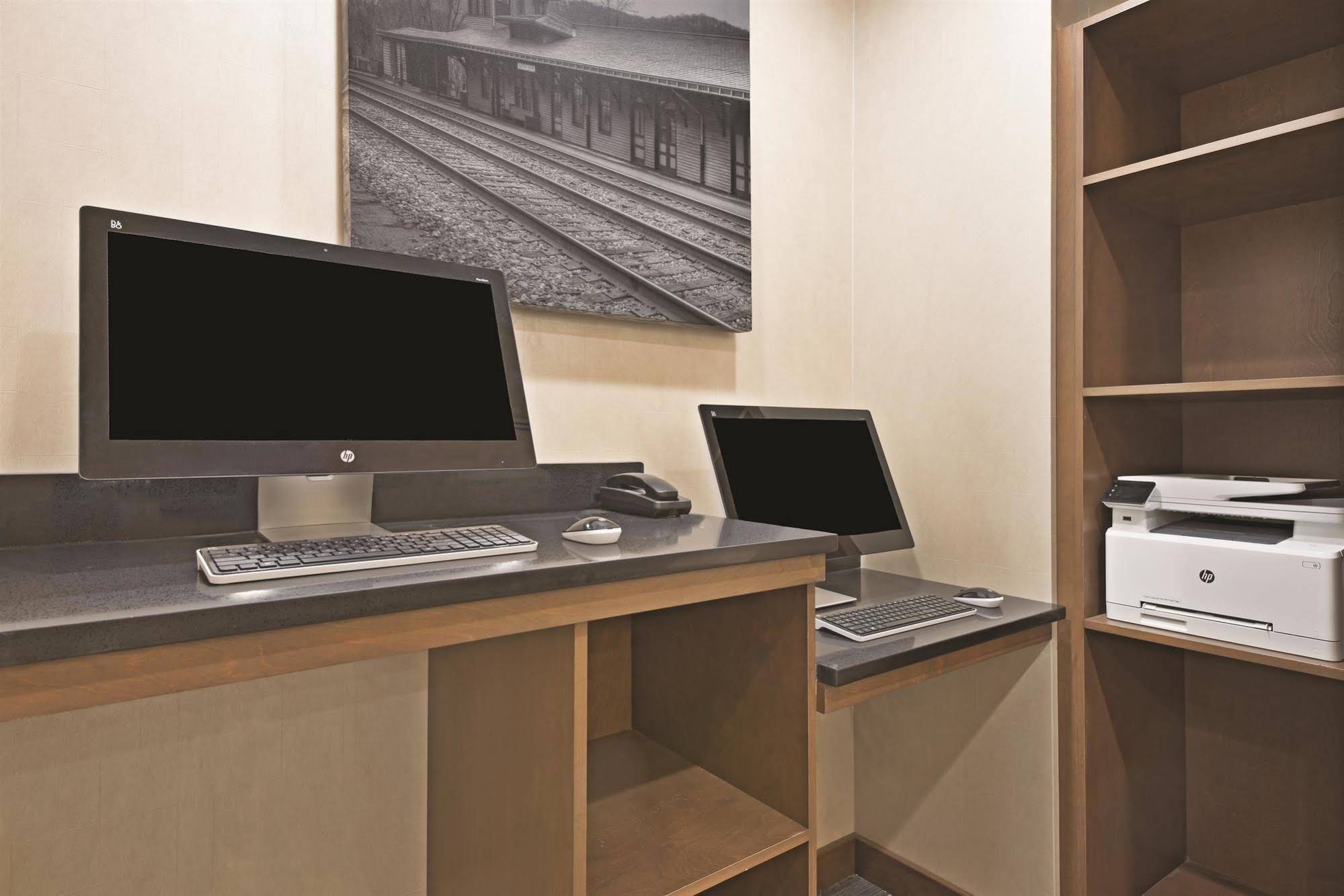 La Quinta Inn & Suites by Wyndham Morgantown