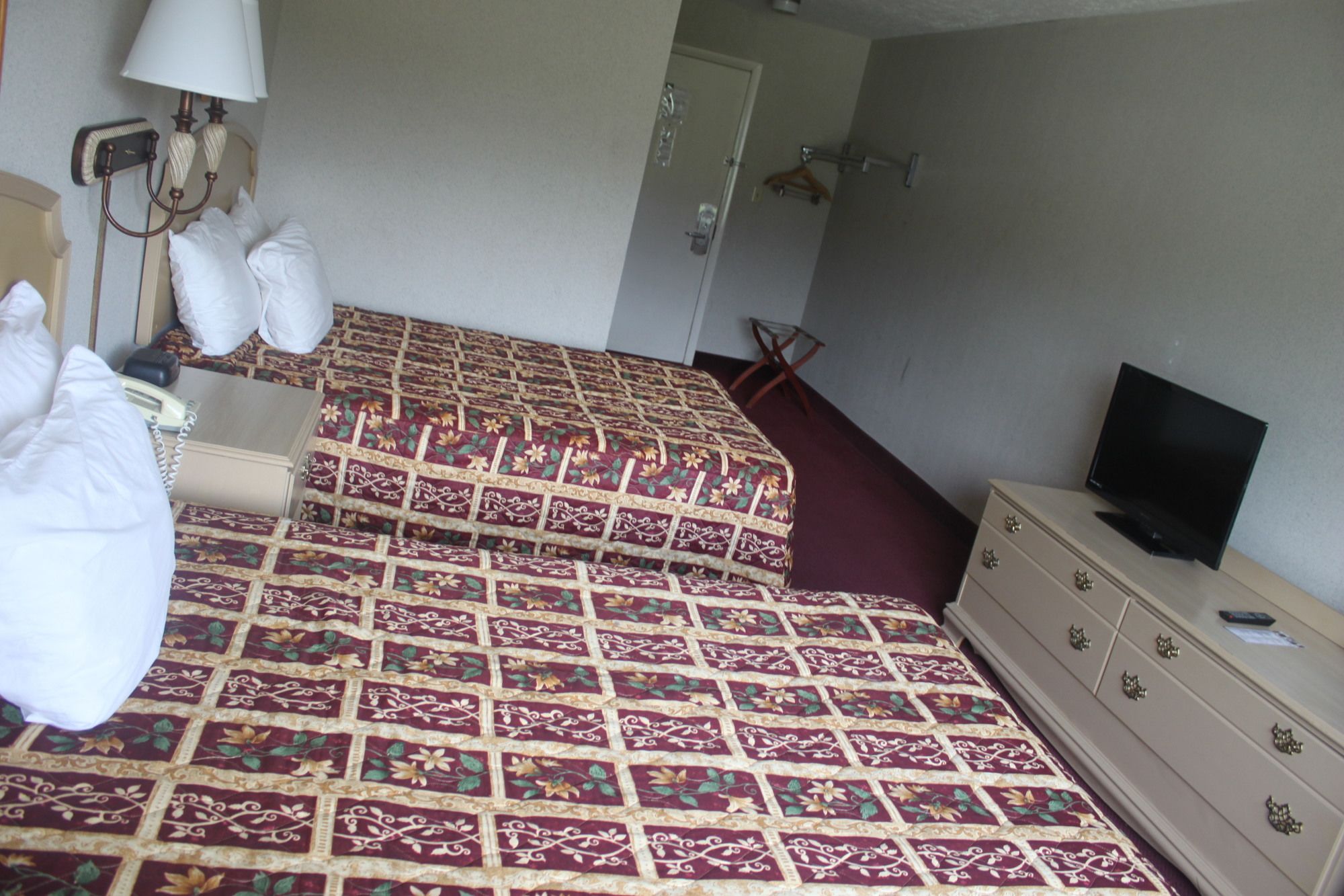 Super 6 Inn and Suites