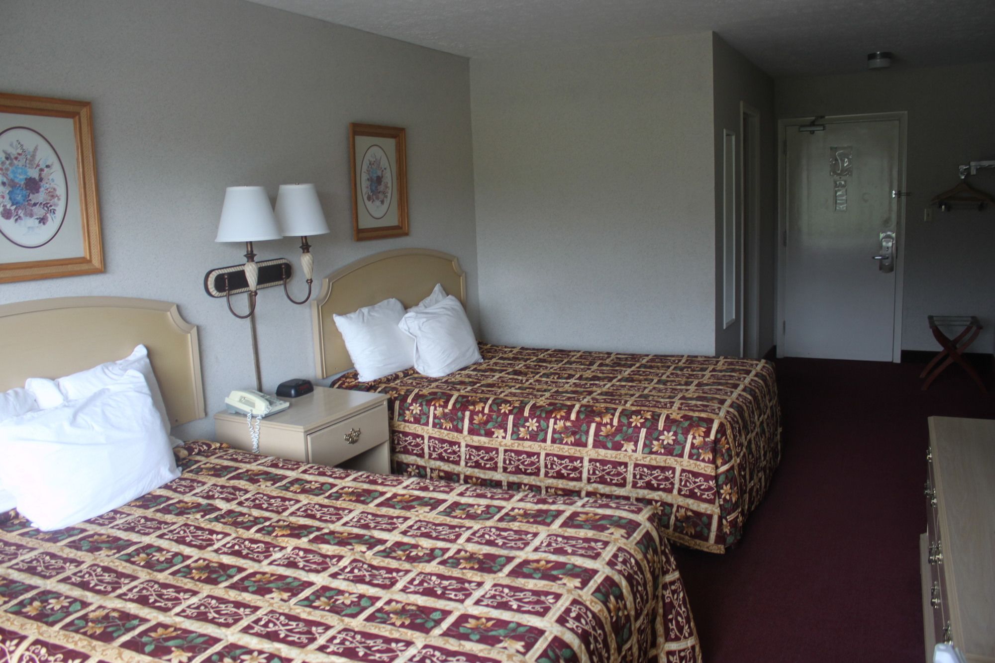 Super 6 Inn and Suites