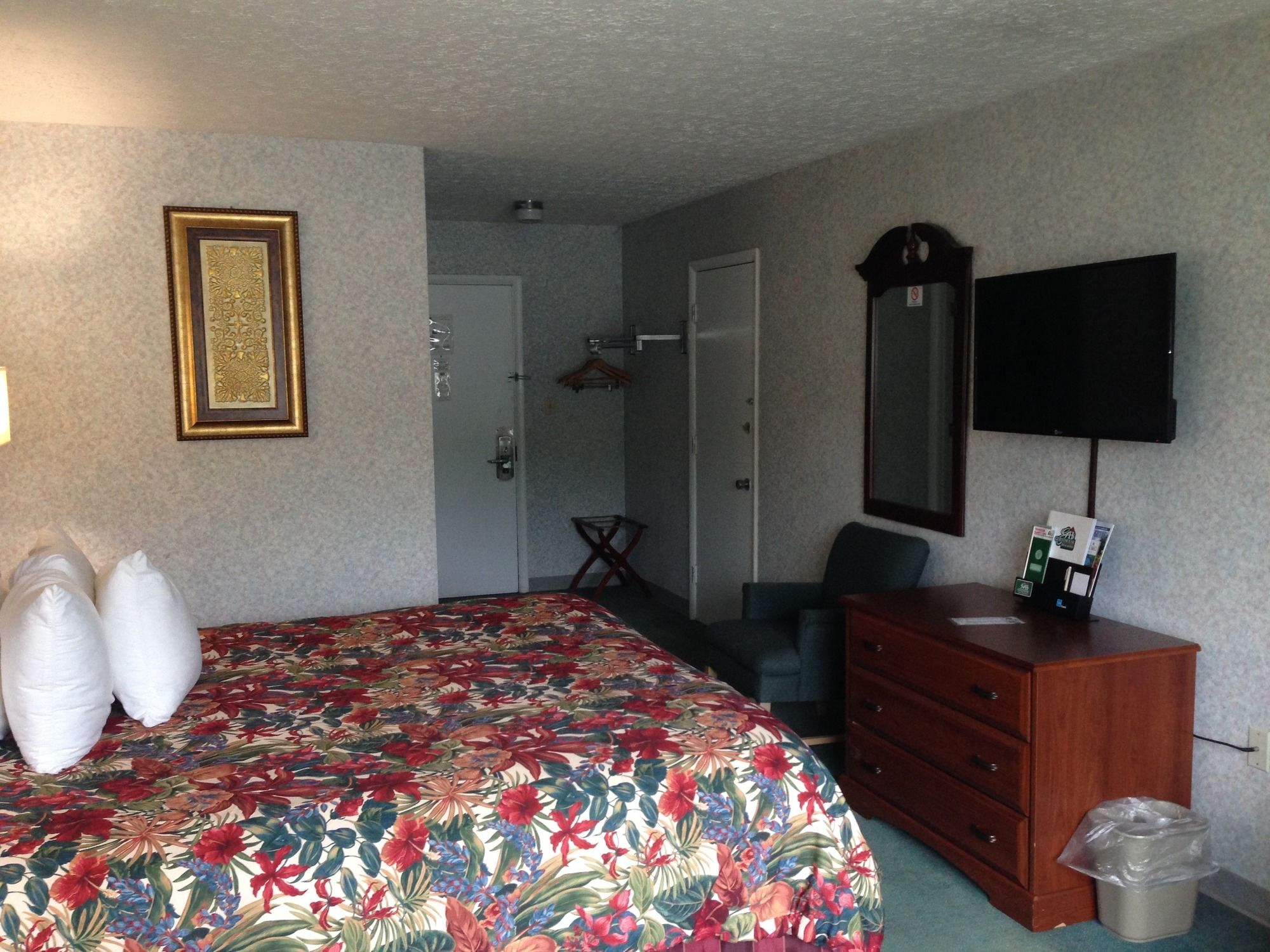 Super 6 Inn and Suites