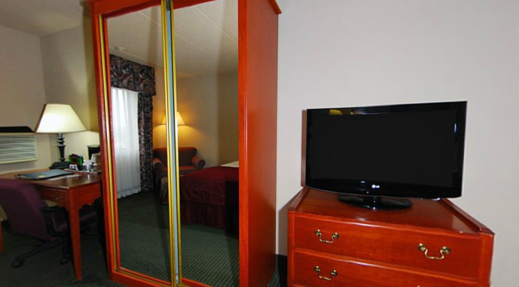 AmericInn & Suites By Wyndham Baraboo Event Center