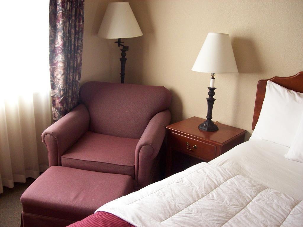 AmericInn & Suites By Wyndham Baraboo Event Center