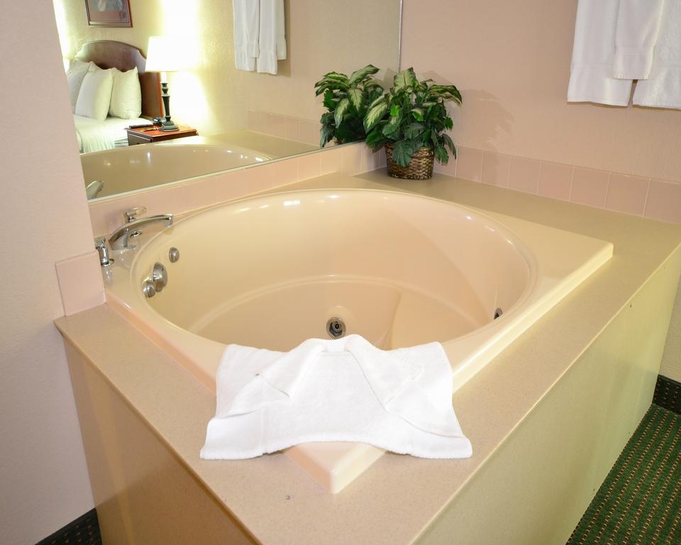 AmericInn & Suites By Wyndham Baraboo Event Center