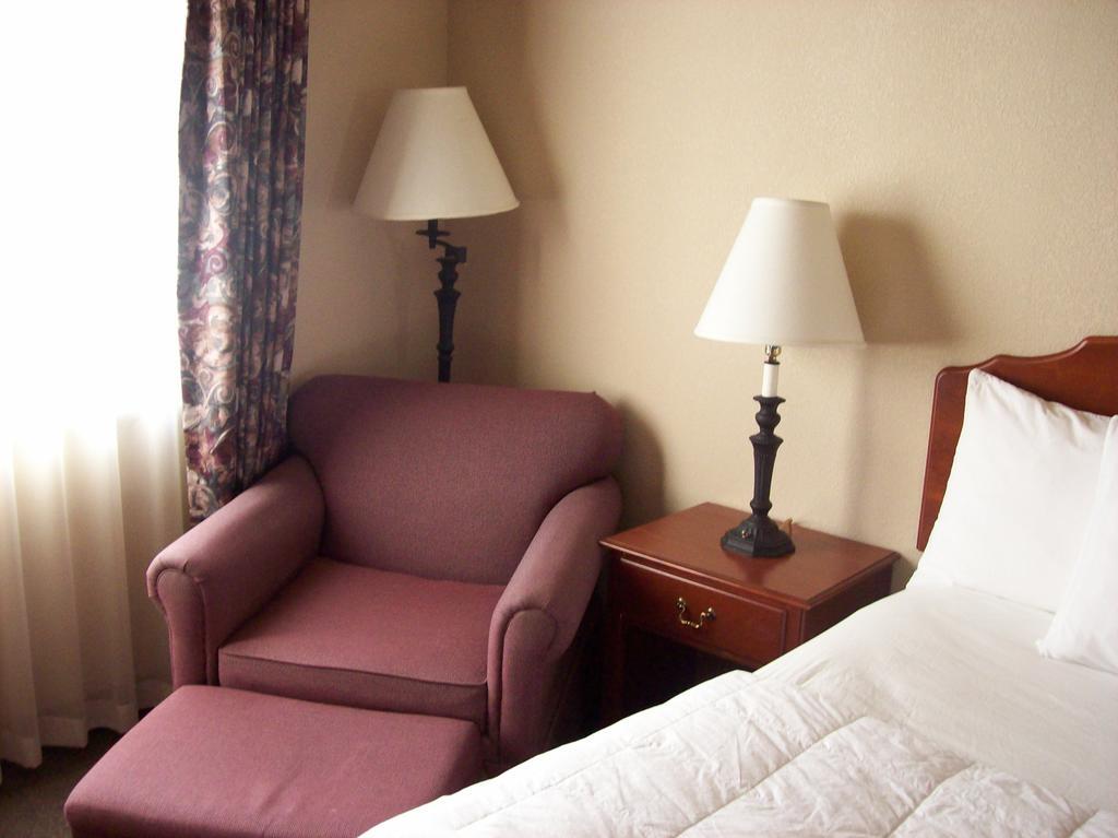 AmericInn & Suites By Wyndham Baraboo Event Center