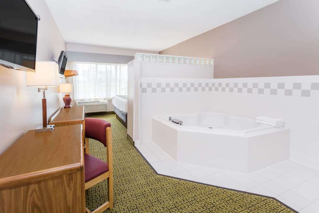 Days Inn & Suites By Wyndham Madison