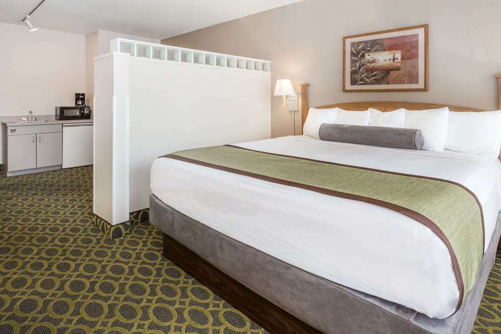 Days Inn & Suites By Wyndham Madison