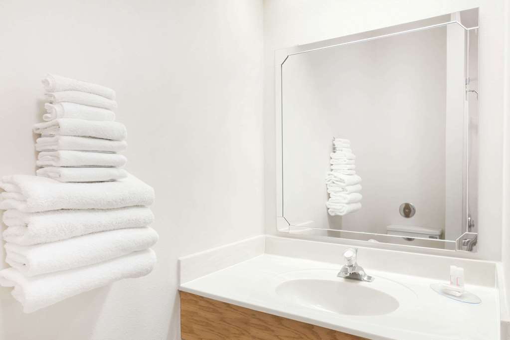 Days Inn & Suites By Wyndham Madison