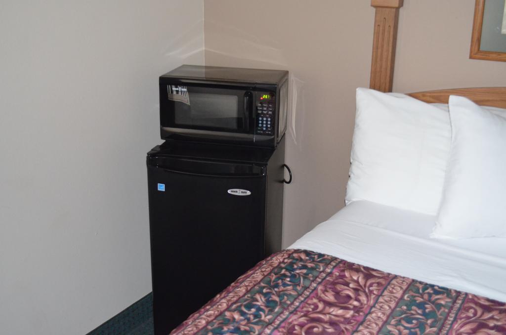 Days Inn & Suites By Wyndham Madison