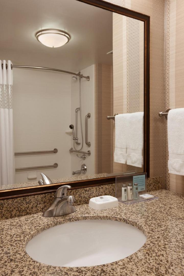 Hampton Inn & Suites Madison / Downtown