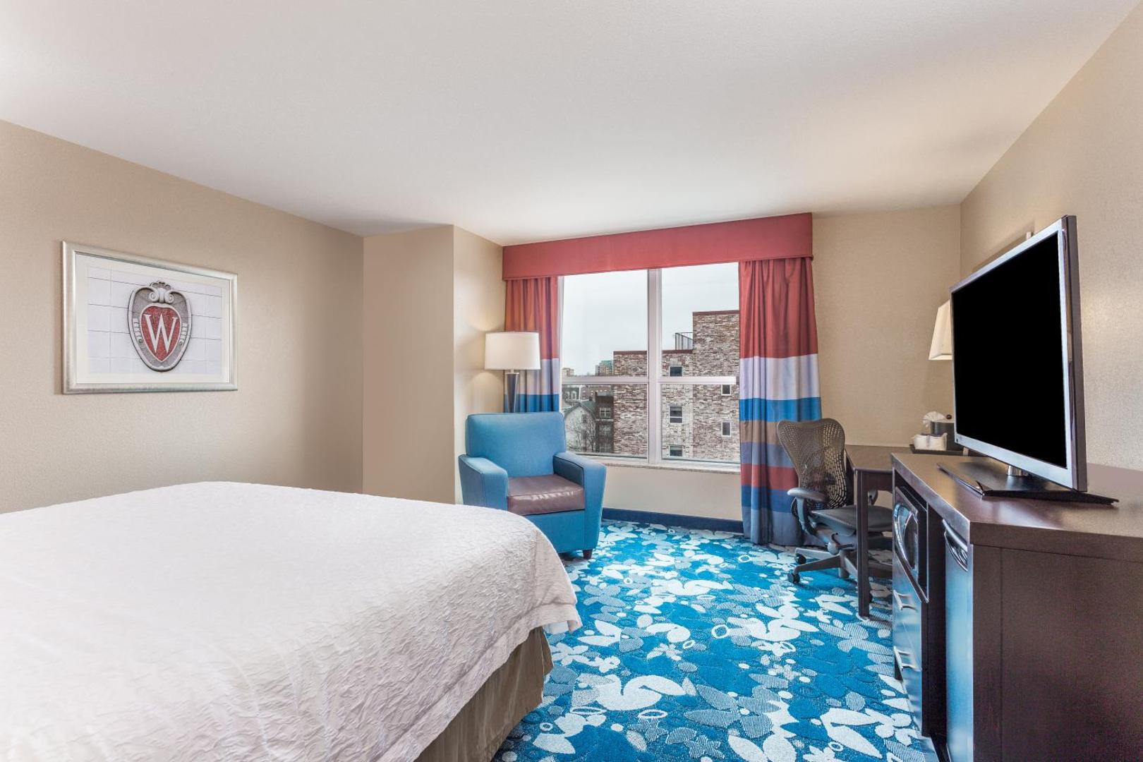 Hampton Inn & Suites Madison / Downtown