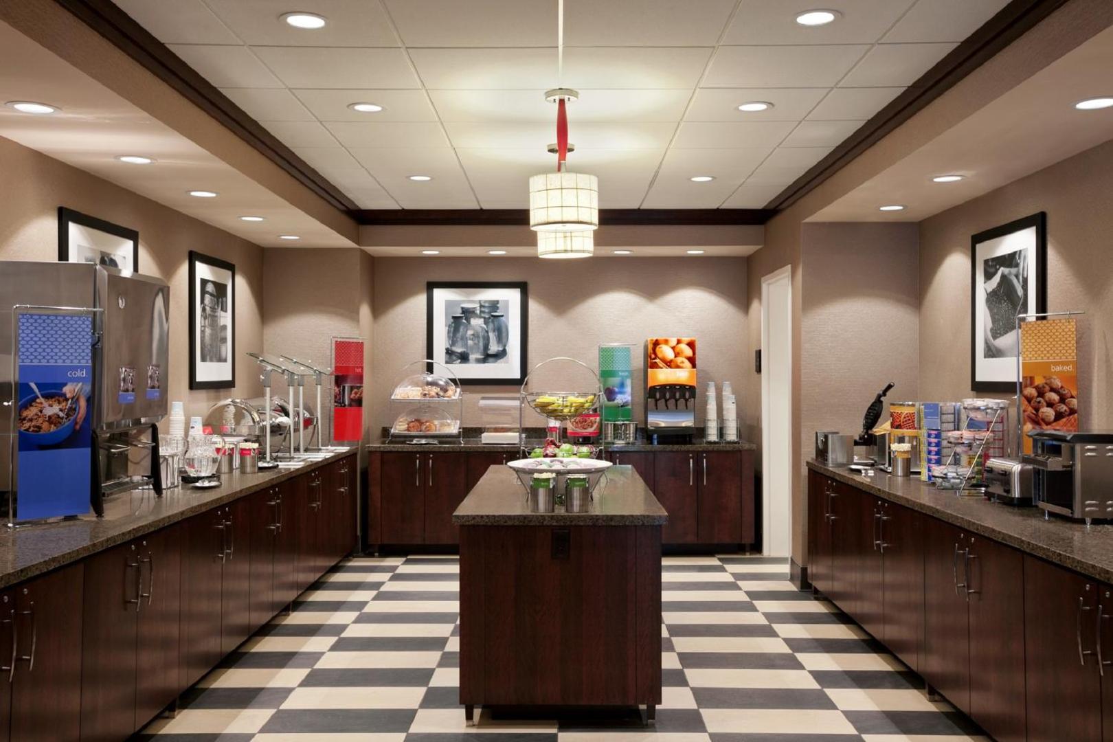 Hampton Inn & Suites Madison / Downtown