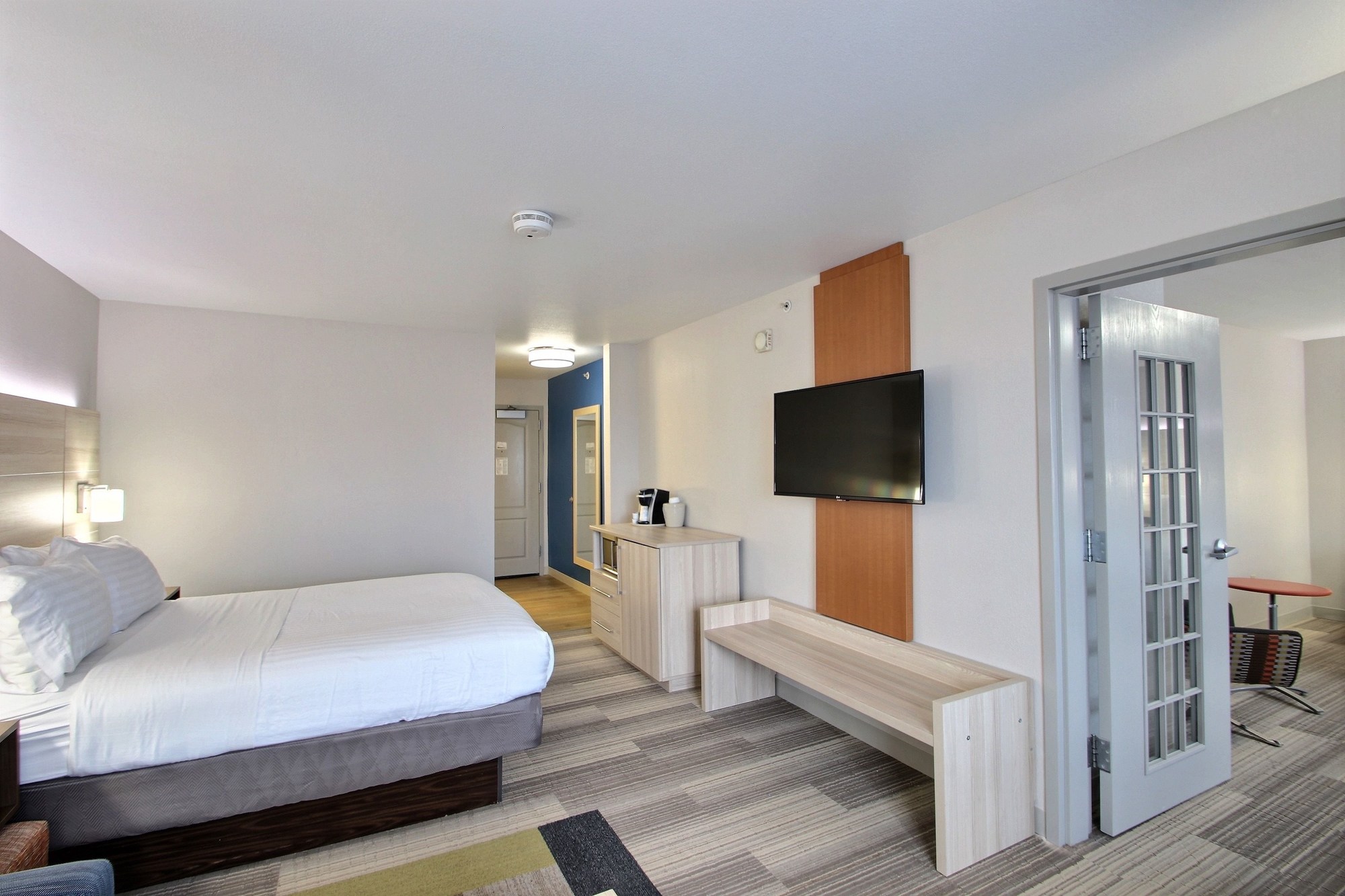 Holiday Inn Express & Suites Milwaukee Airport