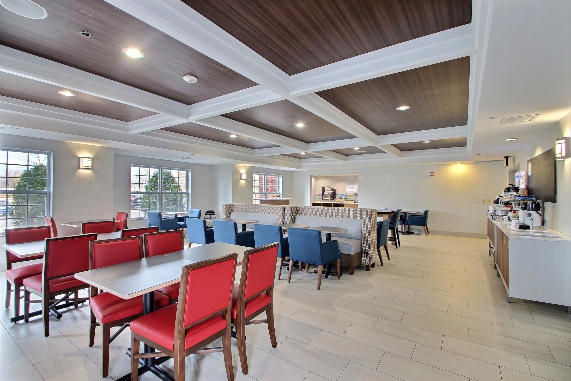 Holiday Inn Express & Suites Milwaukee Airport