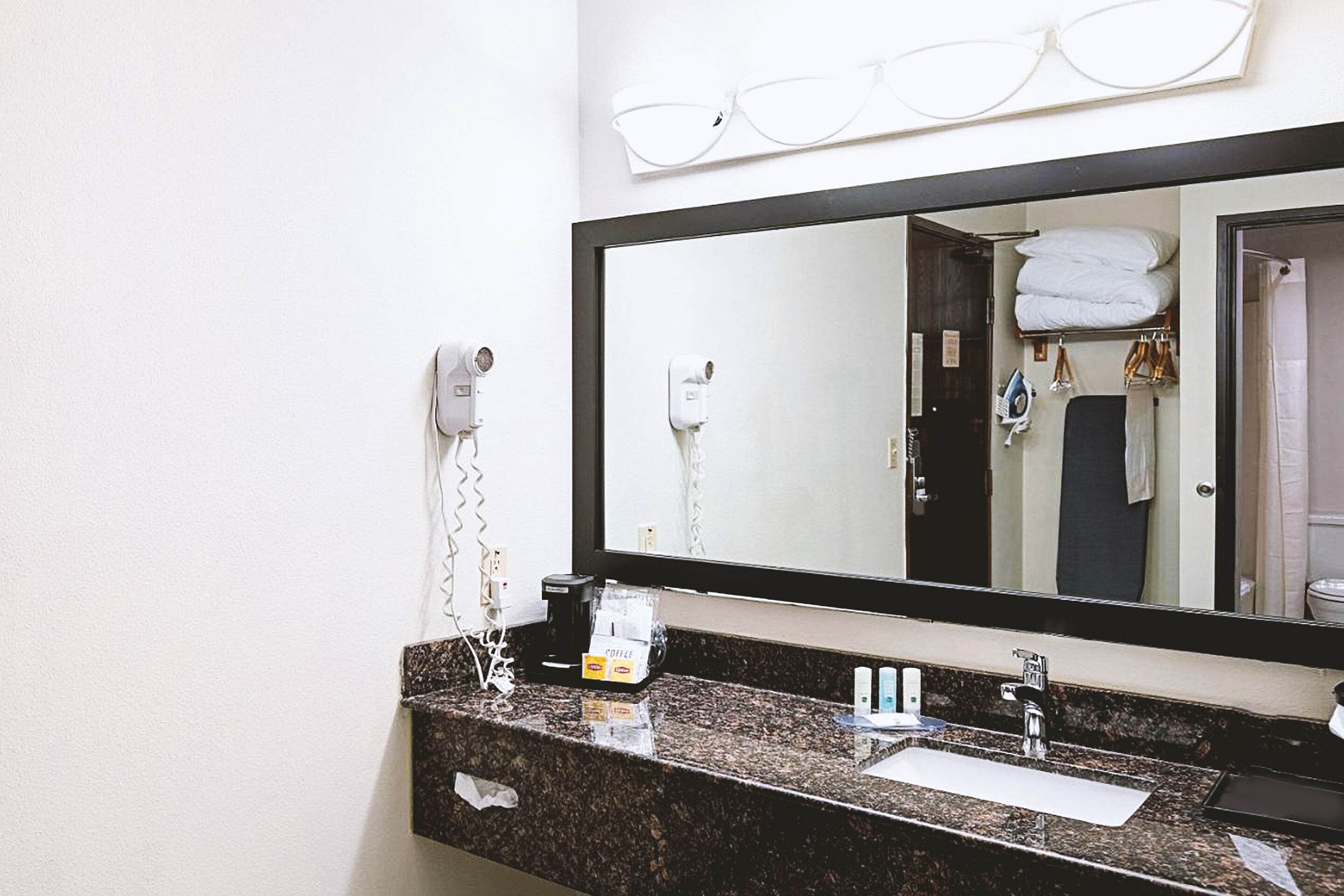 Norwood Inn & Suites Milwaukee