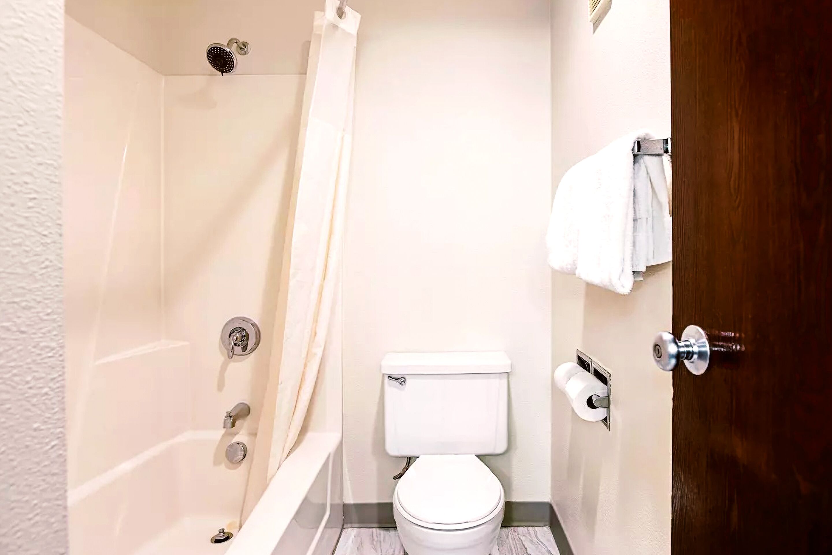 Norwood Inn & Suites Milwaukee