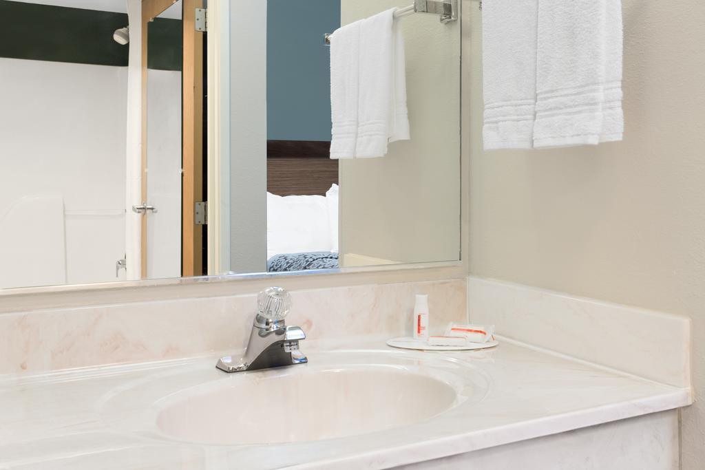 Days Inn by Wyndham Neenah