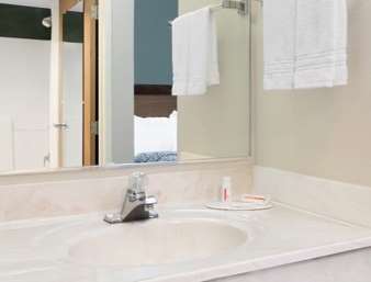 Days Inn by Wyndham Neenah