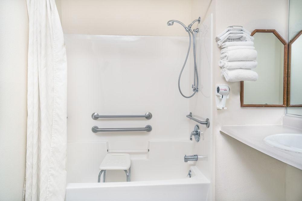 Super 8 by Wyndham Phillips