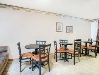 Super 8 by Wyndham Phillips