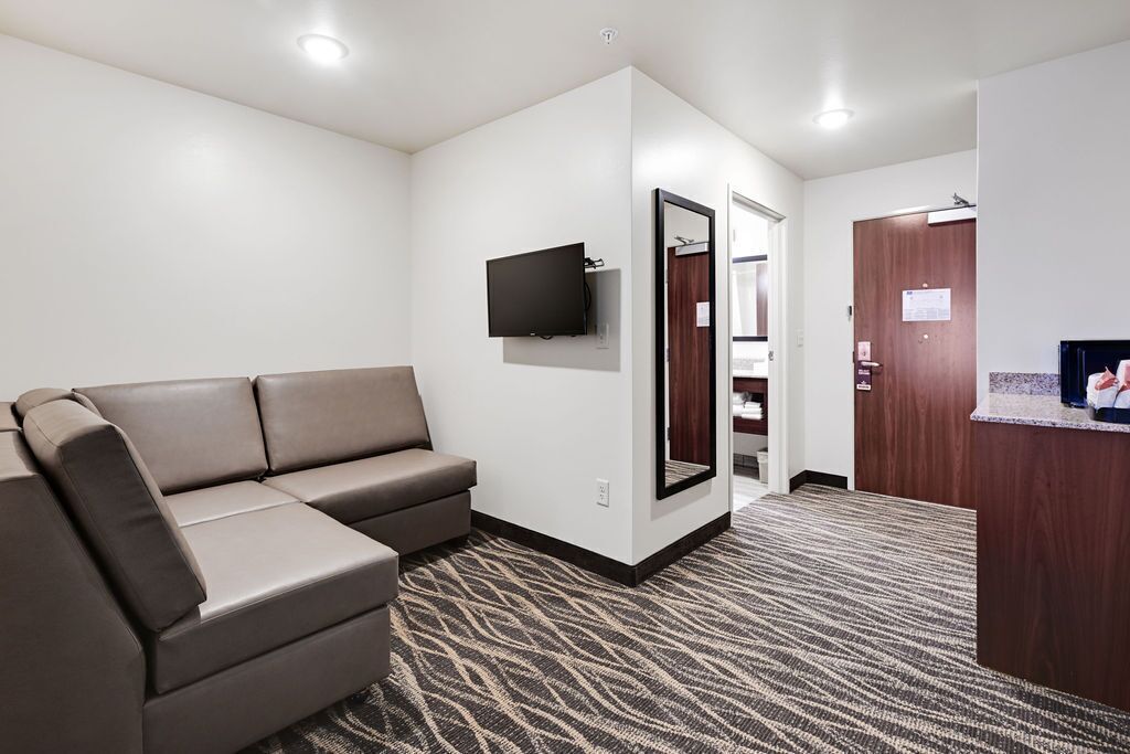 Cobblestone Hotel And Suites