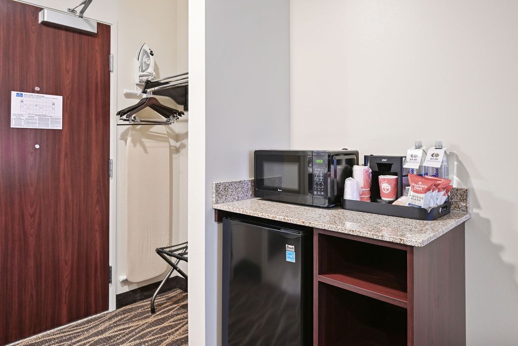 Cobblestone Hotel And Suites