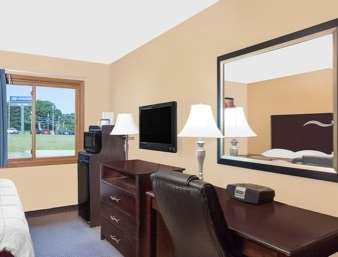 Super 8 by Wyndham Sheboygan WI