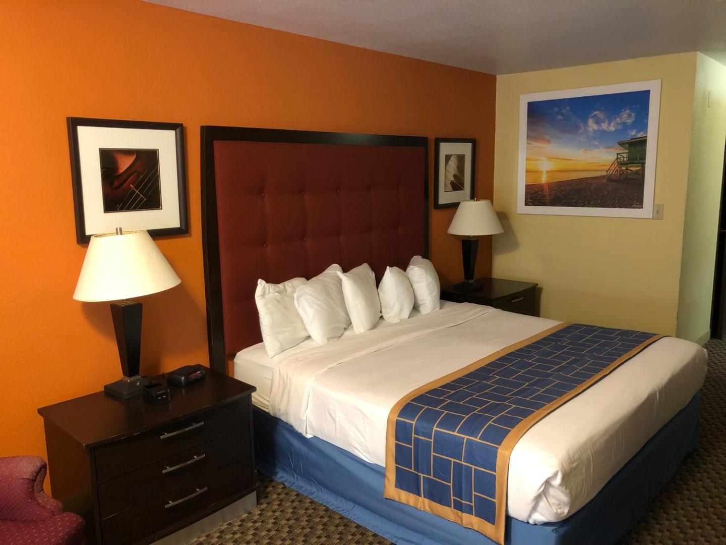 Days Inn & Suites by Wyndham Stevens Point